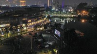 Pengunjung berada di dalam mobil saat menyaksikan film di Skylight Cinema, Senayan Park, Jakarta, Minggu (6/9/2020).