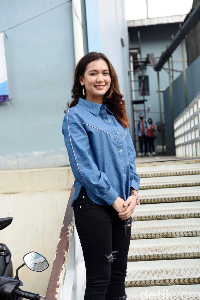 Dea Annisa Dea Annisa saat ditemui di kawasan Trans TV.