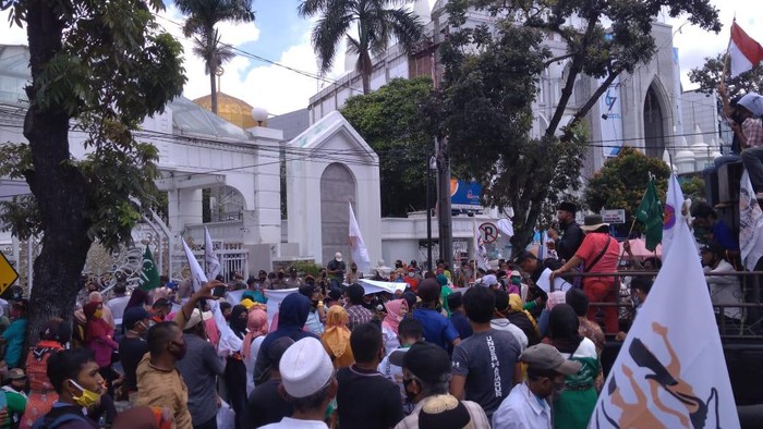 Demonstrasi di depan kantor Gubsu (Datuk Haris Molana-detikcom)