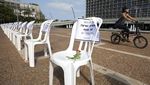 Deretan Bangku Kosong Simbol Kematian Akibat Corona di Israel