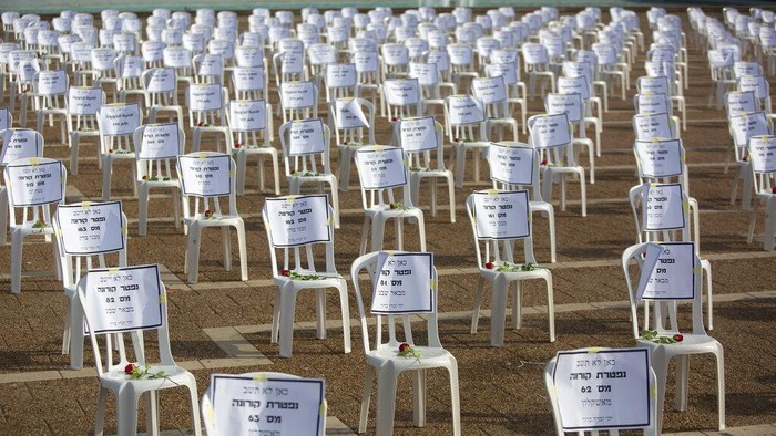 Bangku kosong ditata berjejer di Lapangan Rabin, Tel Aviv, Israel. Deretan bangku kosong itu jadi simbol jumlah kematian akibat COVID-19 yang terjadi di sana.