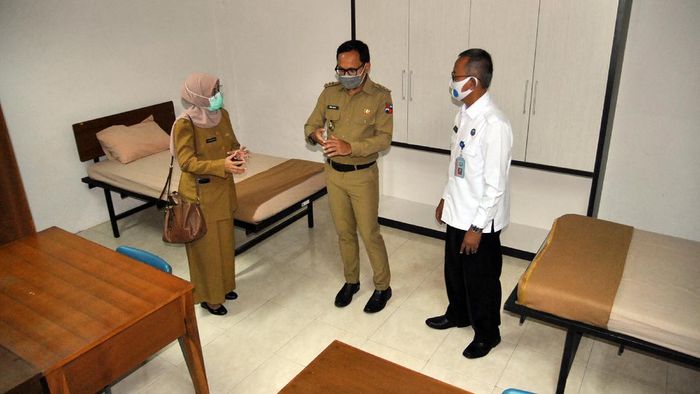 Di Sini OTG Corona Isolasi Mandiri di Kota Bogor Ratusan tempat tidur disediakan bagi pasien COVID-19 tanpa gejala untuk isolasi mandiri di Kota Bogor. Hal itu dilakukan guna antisipasi merebaknya kasus Corona