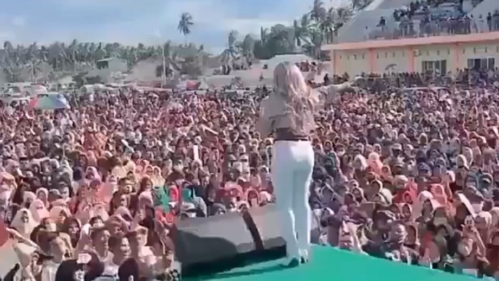 Viral di media sosial pasangan calon dalam pemilihan bupati (pilbup) Pohuwato, Gorontalo menggelar konser deklarasi. Dalam video tersebut terlihat warga berkerumun menghadiri konser.