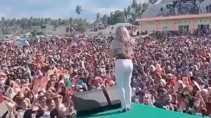 Viral di media sosial pasangan calon dalam pemilihan bupati (pilbup) Pohuwato, Gorontalo menggelar konser deklarasi. Dalam video tersebut terlihat warga berkerumun menghadiri konser.