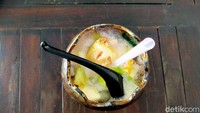 Di sebelah restoran, ada es yang tak biasa, namanya es tawuran. Es ini memiliki varian yang lebih lengkap dari es campur, seperti, melon, timun suri, durian, alpukat,  nata de coco dan juga agar-agar. (Tasya Khairally/detikcom)