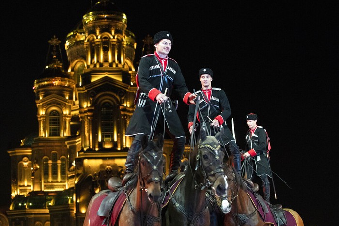 Festival Musik Militer Menara Spasskaya Russian Navy band performs during the Spasskaya Tower military music festival in front of the Cathedral of Russian Armed Forces in Kubinka, outside Moscow, Russia, Sunday, Sept. 6, 2020. Due to coronavirus, the annual international music festival in Red Square was canceled, an online festival without spectators took place Sunday on the Cathedral Square in Patriot Park, outside Moscow. (AP Photo/Pavel Golovkin)