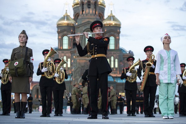 Yang berpartisipasi dalam festival ini adalah band militer Rusia dan asing, kelompok rakyat, dan unit penjaga kehormatan negara asing. Yang berpartisipasi dalam festival ini adalah band militer Rusia dan asing, kelompok rakyat, dan unit penjaga kehormatan negara asing.