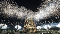 Kembang api meledak di atas Katedral Angkatan Bersenjata Rusia selama Festival Musik Militer Menara Spasskaya di Kubinka, Moskow, Rusia, Minggu (6/9/2020) waktu setempat.  