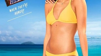 Nah loh tangan siapa itu di pundak? Foto: Brightside