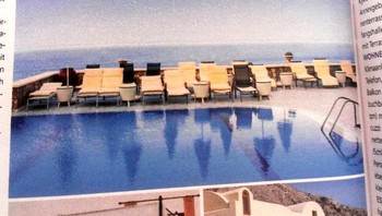 Ada yang berbeda pada banyangan di air kolam. Foto: Brightside