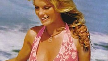 Pundak di sisi kiri itu rambut atau jari ya? Foto: Brightside