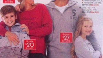 Loh tangan siapa yang ada di pundak si ibu? Foto: Brightside