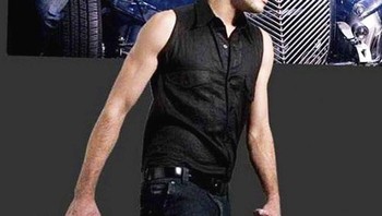 Tangan kiri cowo menggandeng siapa ya? Foto: Brightside