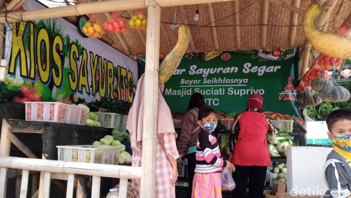 Gerakan infak sayur untuk donasi pembangunan masjid di Wates, Getasan, Kabupaten Semarang, Senin (7/9/2020).