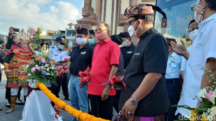 Gubernur Bali I Wayan Koster dan Dirjen Hubdar Budi Setiyadi meresmikan Trans Metro Dewata (Angga Riza/detikcom)
