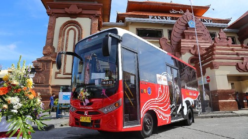 Gubernur Bali I Wayan Koster dan Dirjen Hubdar Budi Setiyadi meresmikan Trans Metro Dewata (dok. Dirjen Hubdar)