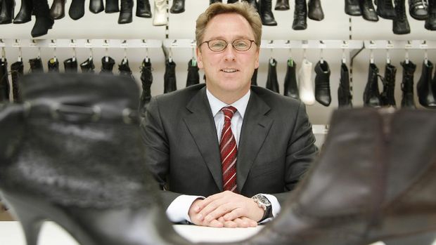 ** ARCHIV ** Heinrich Deichmann,  geschaeftsfuehrender Gesellschafter der  Heinrich Deichmann Schuhe GmbH u. Co. KG, posiert am Mittwoch, 5. Dezember 2007, bei einem Gespraech mit der Associated Press in der Konzernzentrale in Essen. Im September hatte der Chef des groessten europaeischen Schuhhaendlers, Heinrich Deichmann, einen wichtigen Termin in Moldawien. Doch es ging nicht um die Eroeffnung einer neuen Verkaufsfiliale oder eine Vertragsunterzeichnung. Es ging um die Einweihung eines aerztlichen Zentrums in der Kleinstadt Ciadir Lunga, das den Kranken in Europas Armenhaus kostenlos aerztliche Hilfe leisten soll. Deichmann selbst hat das Projekt mit viel Engagement und Geld ins Leben gerufen. 