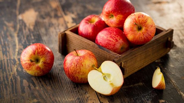 apple isolated on wood background