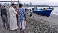 Kini mereka akan dipindahkan ke tempat penampungan sementara. Pemindahan dilakukan secara bertahap. AP Photo/Zik Maulana  