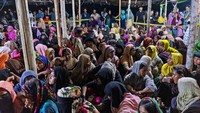 Pengungsi Rohingya tersebut terdampar dini hari tadi sekitar pukul 00.30 WIB. Ratusan manusia perahu ini merapat ke bibir pantai dengan kapal jenis GT TRN.U 11/00. AP Photo/Zik Maulana  