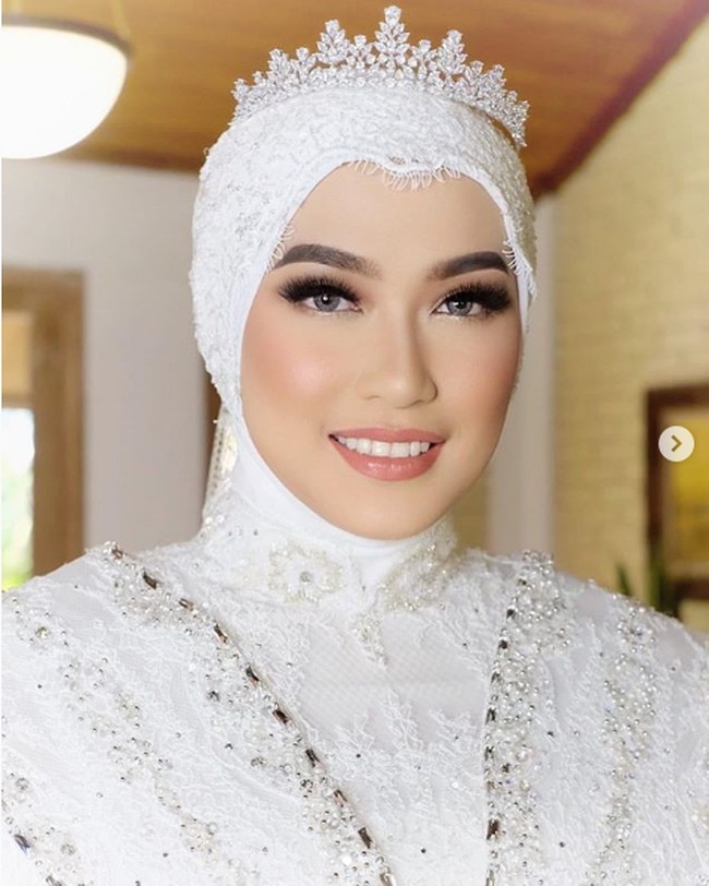 Inge Amalia Nasution yang merupakan kakak suami Kahiyang, Bobby Nasution ini, pernah menjadi anggota DPRD Sumatera Utara pada 2014 - 2019. Pada hari pernikahannya, Inge tampil memesona berkat polesan makeup dari MUA Bennu Sorumba. Foto: Dok. Instagram @bennusorumba