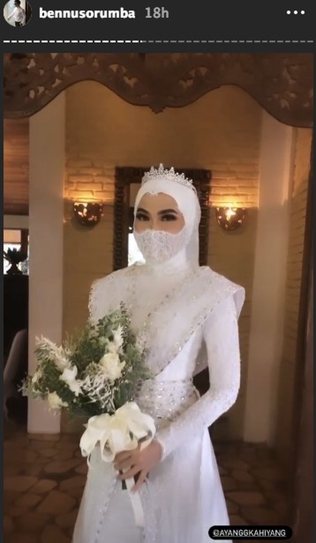 Banyak yg Nanya .. jadi Pengantin aku ini @ingenst kaka nya mas Bobby suami nya @ayanggkahiyang, begitu Bennu Sorumba menulis di caption Instagramnya @bennusorumba pada Minggu (6/9/2020). Foto: Dok. Instagram @bennusorumba