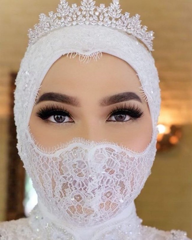 Bennu Sorumba mengatakan penampilan kakak Bobby Nasution ini di hari pernikahannya tampak seperti bintang film Ayat-ayat Cinta. Hal itu karena Inge terlihat sangat cantik sebagai pengantin bermasker. Inge sendiri mengaku tak menyangka melihat penampilan dirinya di hari bahagianya. Kaaaak makasi banyak 😘 gak nyangka inge bisa jadi cantik gini kayak ayat2 cinta, begitu katanya kepada Bennu di Instagram. Foto: Dok. Instagram @bennusorumba