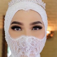 Bennu Sorumba mengatakan penampilan kakak Bobby Nasution ini di hari pernikahannya tampak seperti bintang film Ayat-ayat Cinta. Hal itu karena Inge terlihat sangat cantik sebagai pengantin bermasker. Inge sendiri mengaku tak menyangka melihat penampilan dirinya di hari bahagianya. Kaaaak makasi banyak 😘 gak nyangka inge bisa jadi cantik gini kayak ayat2 cinta, begitu katanya kepada Bennu di Instagram. Foto: Dok. Instagram @bennusorumba