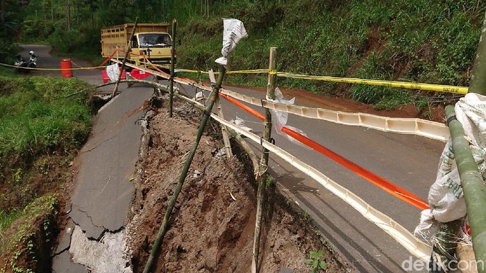 Jalur alternatif yang menghubungkan Tulungagung dan Trenggalek longsor. Sehingga hanya separuh badan jalan yang bisa dilalui kendaraan.