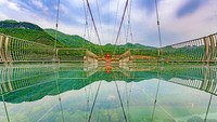 Lebar jembatan sekitar delapan meter. Wisatawan bisa berhenti sejenak untuk berfoto di atas jembatan kaca. 