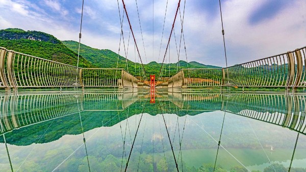 Lebar jembatan sekitar delapan meter. Wisatawan bisa berhenti sejenak untuk berfoto di atas jembatan kaca. Lebar jembatan sekitar delapan meter. Wisatawan bisa berhenti sejenak untuk berfoto di atas jembatan kaca.