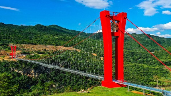 Dirancang oleh Institut Penelitian dan Desain Arsitektur Universitas Zhengjiang, jembatan ini memang dibuat untuk objek wisata. Dirancang oleh Institut Penelitian dan Desain Arsitektur Universitas Zhengjiang, jembatan ini memang dibuat untuk objek wisata.