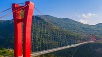 China telah memiliki 2.300 jembatan kaca. Proyek baru terus bersaing memperebutkan gelar terbesar, terpanjang dan paling menakutkan.