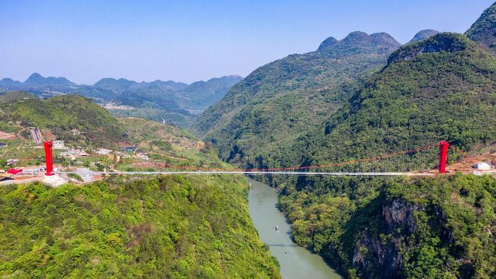 Potret Jembatan Kaca  Terpanjang di Dunia  Menggantung di 