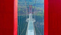 Guinness World Records telah mengakui jembatan kaca di Tiongkok ini menjadi yang terpanjang di dunia. 