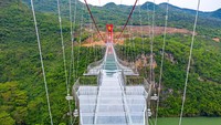 Kapasitasnya adalah 500 wisatawan. Pagarnya terbuat dari baja tahan karat. 
