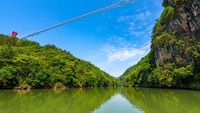 Jembatan melintas di aras Sungai Lianjiang. Tak hanya menyeramkan, namun wisatawan bisa melihat pemandangan tiga ngarai Huangcuan di Tiongkok Selatan. 