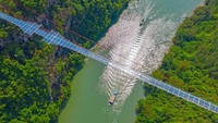 Jembatan kaca di Tiongkok sepanjang 526 meter membentang di atas ketinggian sekitar 206 meter. 