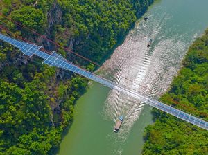 China Punya Jembatan Kaca Terpanjang di Dunia