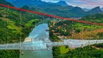 Potret Jembatan Kaca Terpanjang di Dunia, Menggantung di Atas Sungai