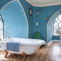 Kastil Rapunzel ini juga dilengkapi dengan kamar mandi yang sangat nyaman untuk bersantai. Para pengunjung bisa berendam di bathub sambil melihat pemandangan luar melalui jendela kamar mandi. Sangat nyaman bukan? Foto: dok. sykescottages.co.uk