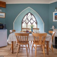 Kastil Rapunzel ini juga dilengkapi dengan akses WiFi, TV, DVD, serta fasilitas dapur yang cukup lengkap, sehingga sangat cocok untuk menjadi tempat tinggal keluarga. Foto: dok. sykescottages.co.uk