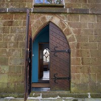 Untuk memasuki menara Bynkir ini, kamu perlu melewati pintu kayu besar dan berat yang memberikan kesan bersejarah. Foto: dok. sykescottages.co.uk