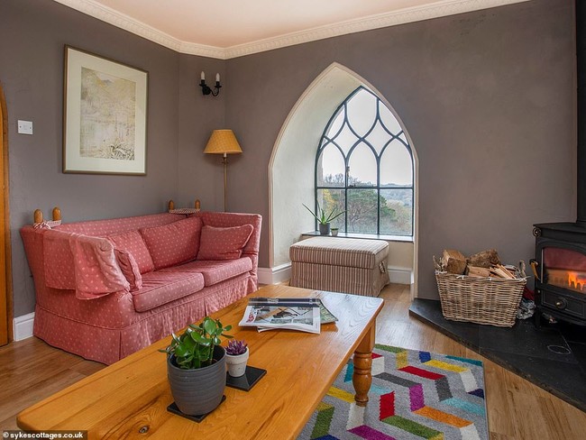 Ruang tamu di kastil yang sudah mulai dibangun pada tahun 1821 ini berada pada lantai paling atas dengan menyuguhkan pemandangan pedesaan yang indah. Foto: dok. sykescottages.co.uk