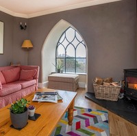 Ruang tamu di kastil yang sudah mulai dibangun pada tahun 1821 ini berada pada lantai paling atas dengan menyuguhkan pemandangan pedesaan yang indah. Foto: dok. sykescottages.co.uk