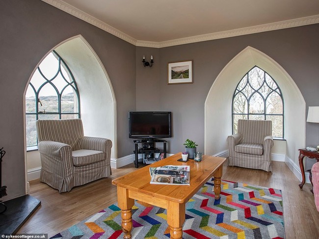 Walaupun dari luar memang terlihat seperti menara Rapunzel di dunia nyata, namun ternyata bagian dalam dari menara ini sangatlah nyaman. Bagaimana menurutmu? Foto: dok. sykescottages.co.uk