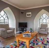 Walaupun dari luar memang terlihat seperti menara Rapunzel di dunia nyata, namun ternyata bagian dalam dari menara ini sangatlah nyaman. Bagaimana menurutmu? Foto: dok. sykescottages.co.uk