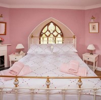 Kastil Rapunzel ini dipasarkan di situs web Sykes Holliday Cottages dan disewakan dengan harga sekitar Rp 9,4 juta per dua malam. Berminat untuk mencoba tinggal di dalam menara kastil yang satu ini? Foto: dok. sykescottages.co.uk