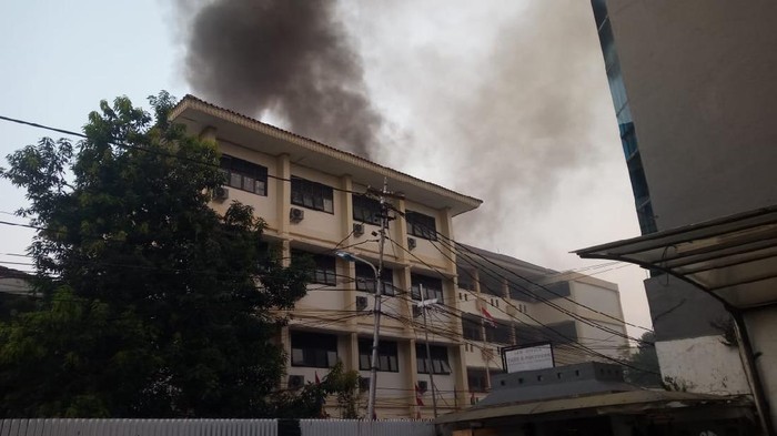 Kebakaran di pemukiman padat penduduk di Jatinegara