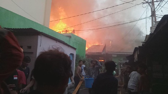 Kebakaran di pemukiman padat penduduk di Jatinegara